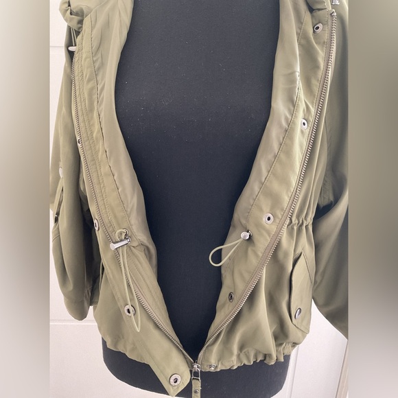 D Casual Green short hooded light jacket with adjustable Sleeves . - Picture 5 of 8